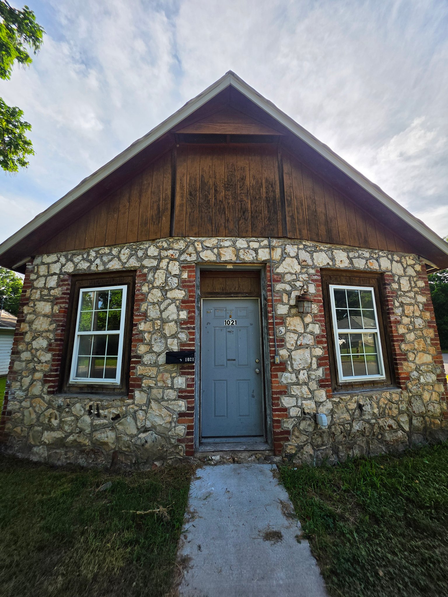 Tahlequah House: 1021 N Vinita Ave