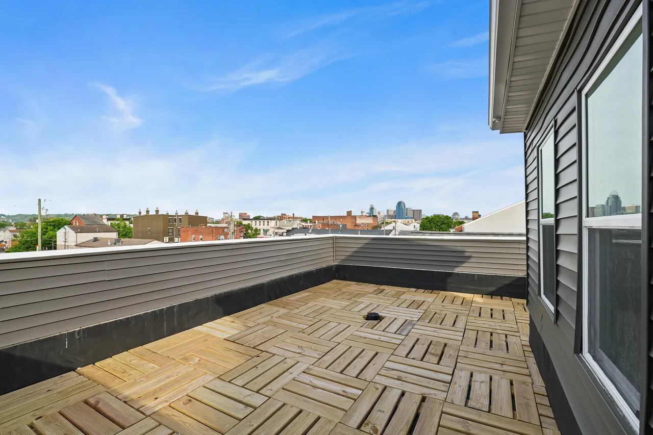 Newport House: 1017 Saratoga St