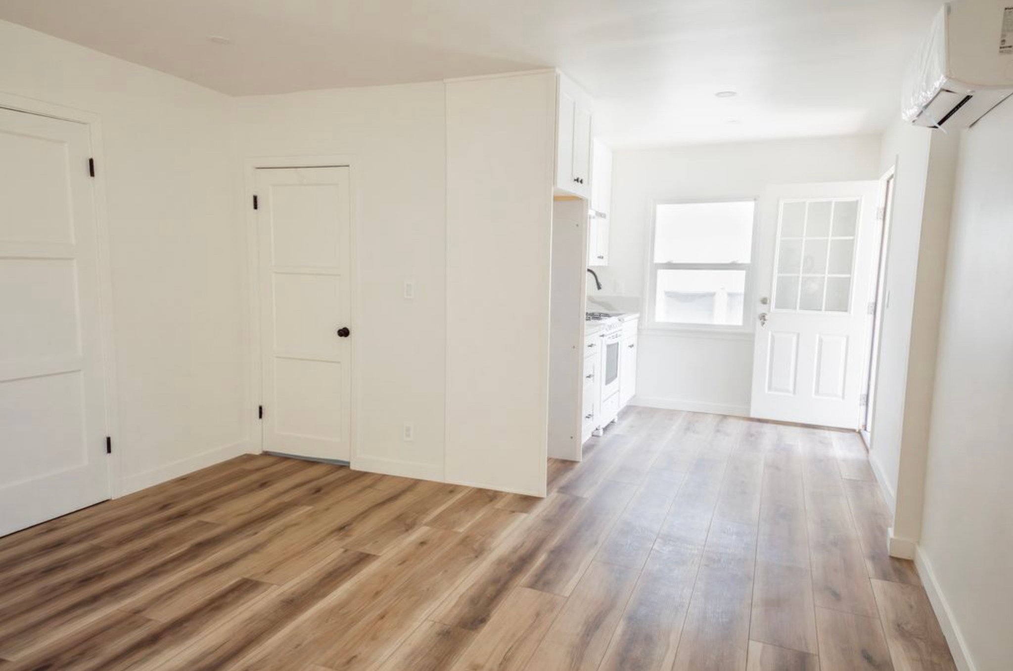 Los Angeles Apartment: 439 S Evergreen Ave