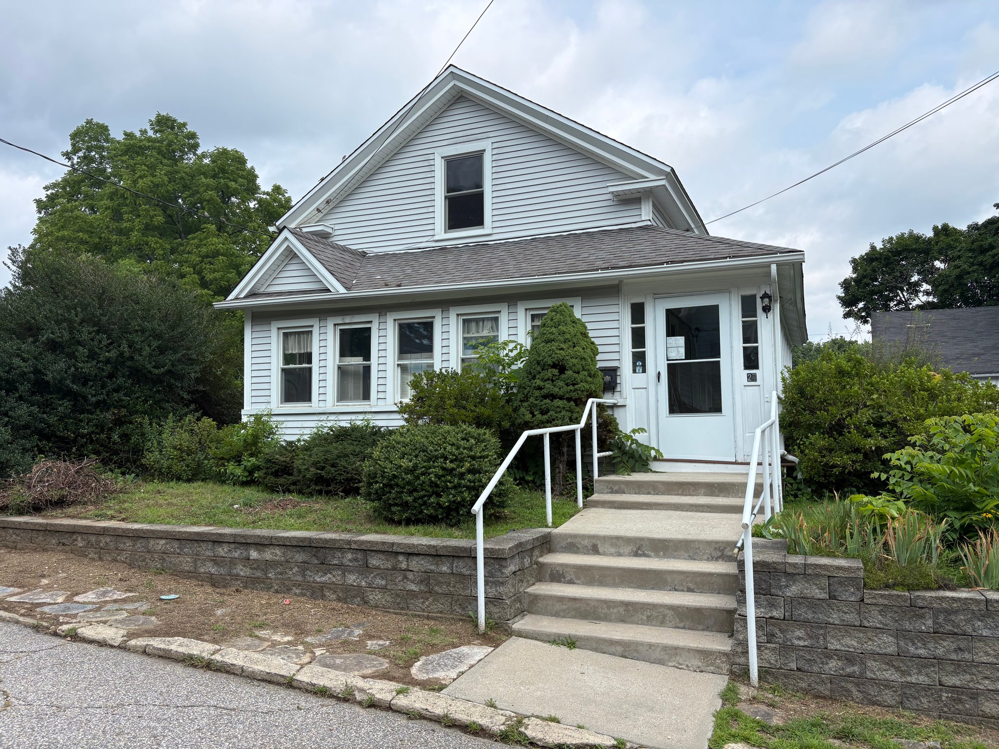 Willimantic House: 27 Ash Ave
