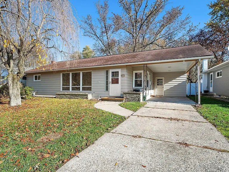 Wyoming House: 111 W Pettebone St