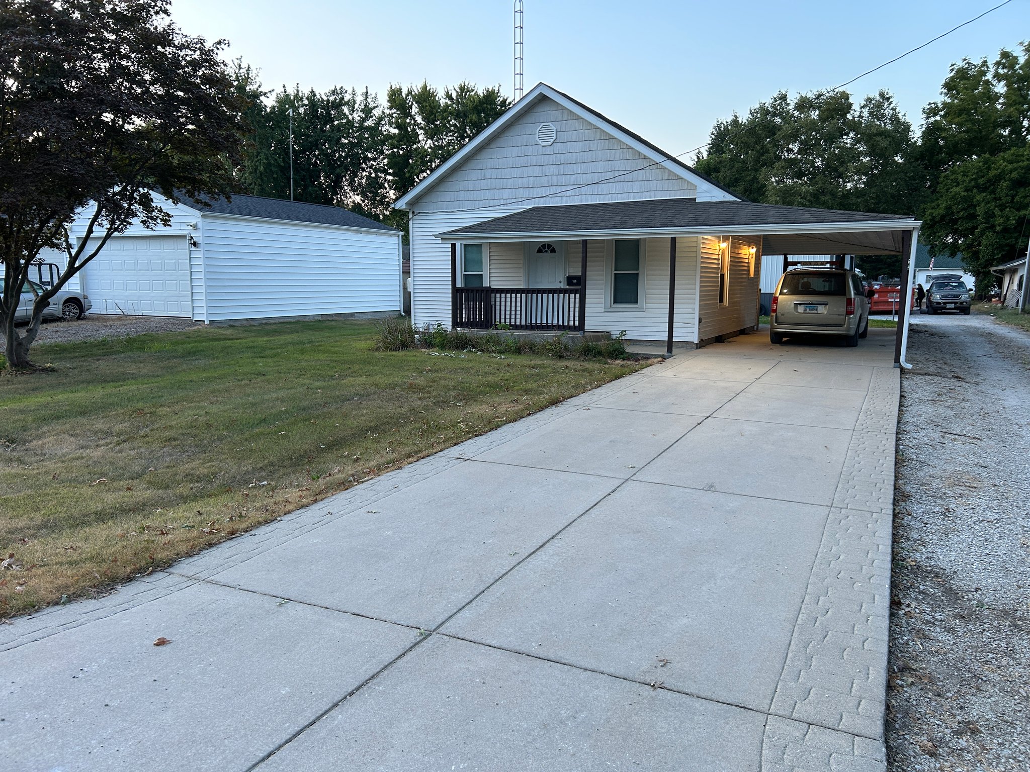 Auburn House: 158 E Monroe St