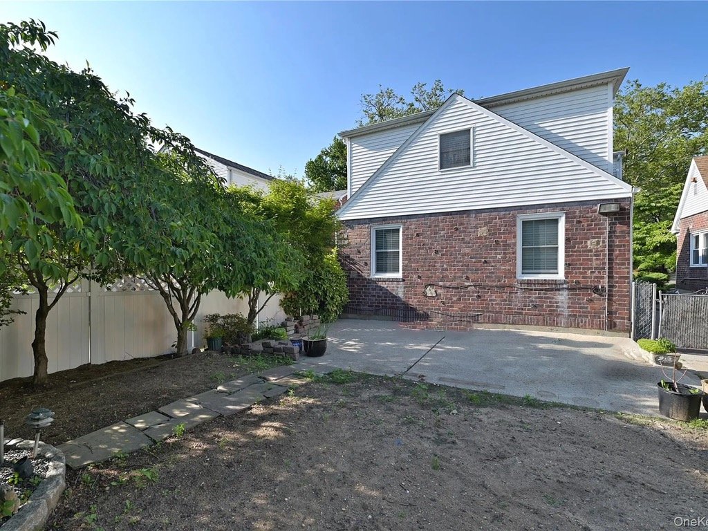 Little Neck House: 24948 Rushmore Ter