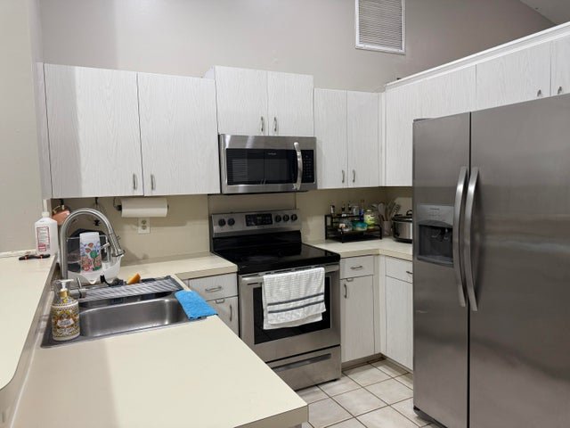 Wellington House: 13025 MEADOWBREEZE Drive