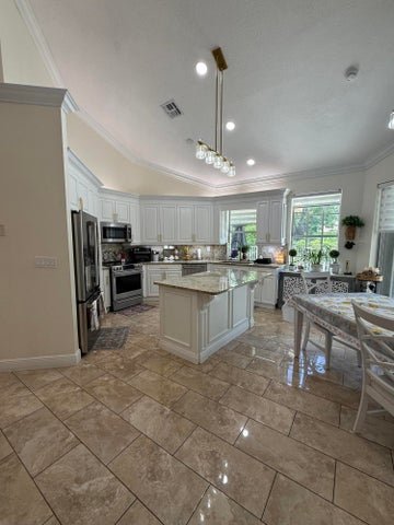 Wellington House: 2385 Sunderland Avenue