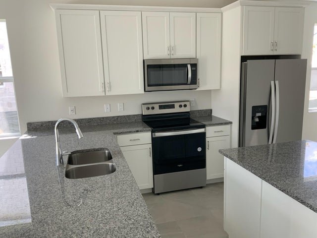 The Acreage Townhome: 16340 OAKVIEW Drive