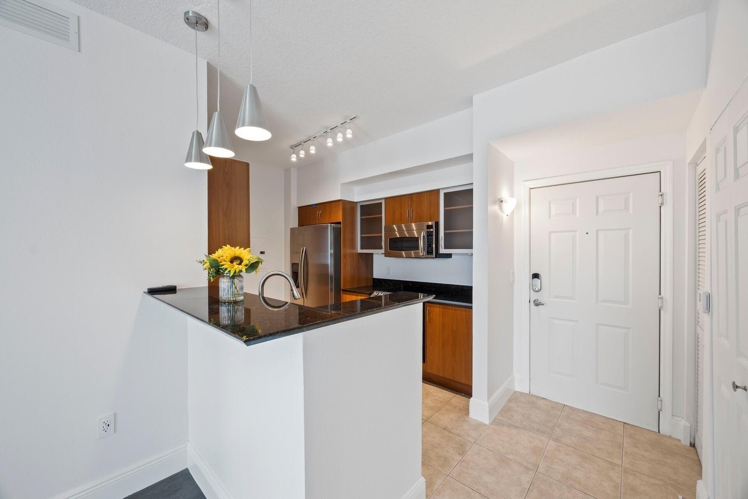 Lantana Condo: 804 E WINDWARD Way 621