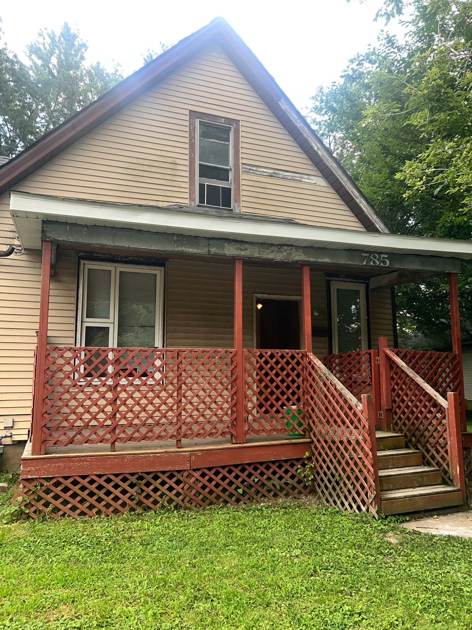 Decatur House: 785 E Cantrell St