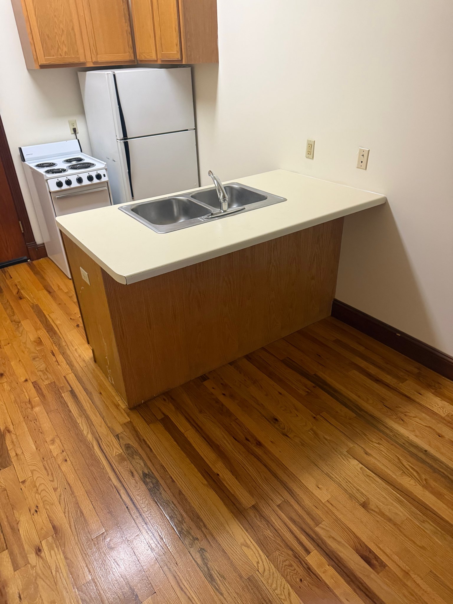 Madison Apartment: 402 W Dayton St,