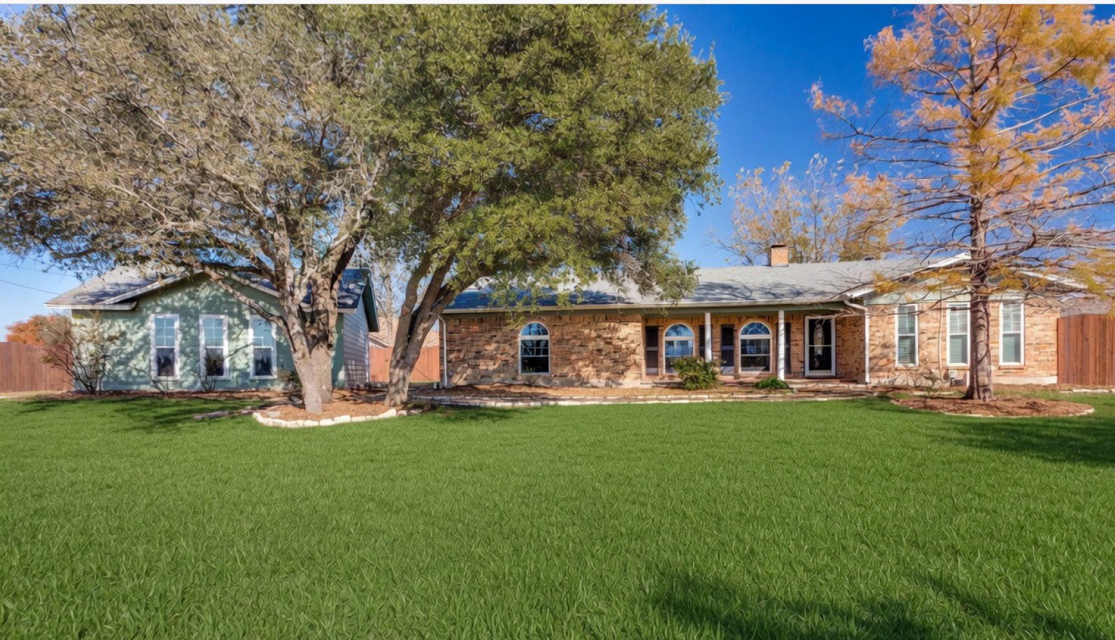 Granbury House: 1024 W Apache Trl