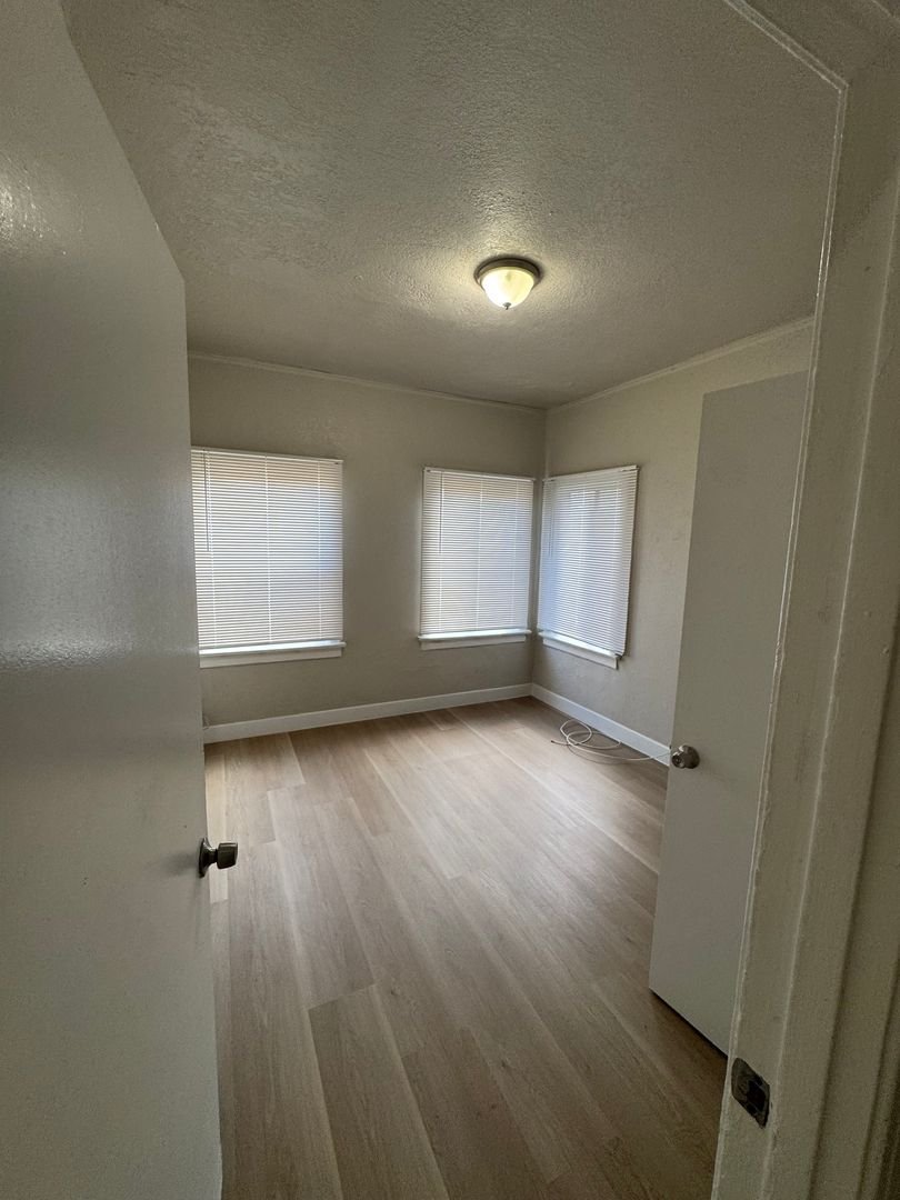Los Angeles Apartment: 811 W.43 Street