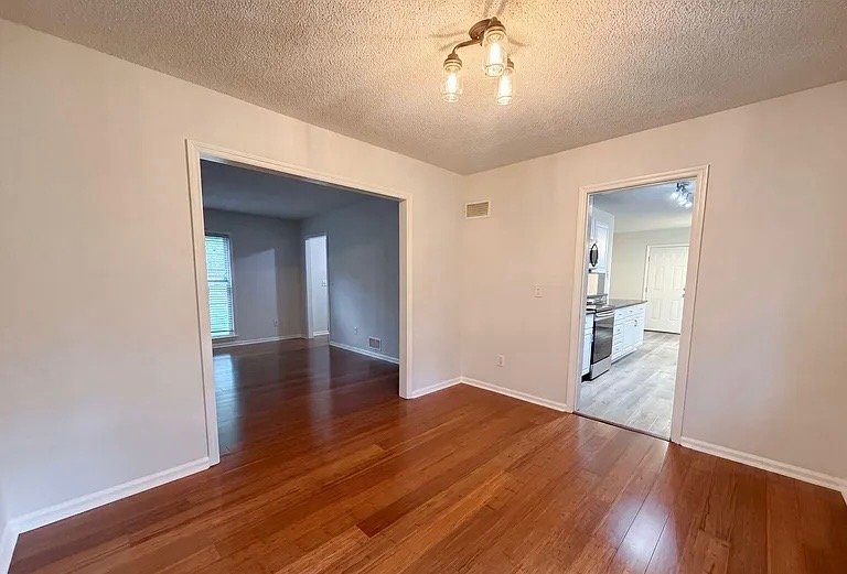 Summerville House: 202 Hamlet Rd