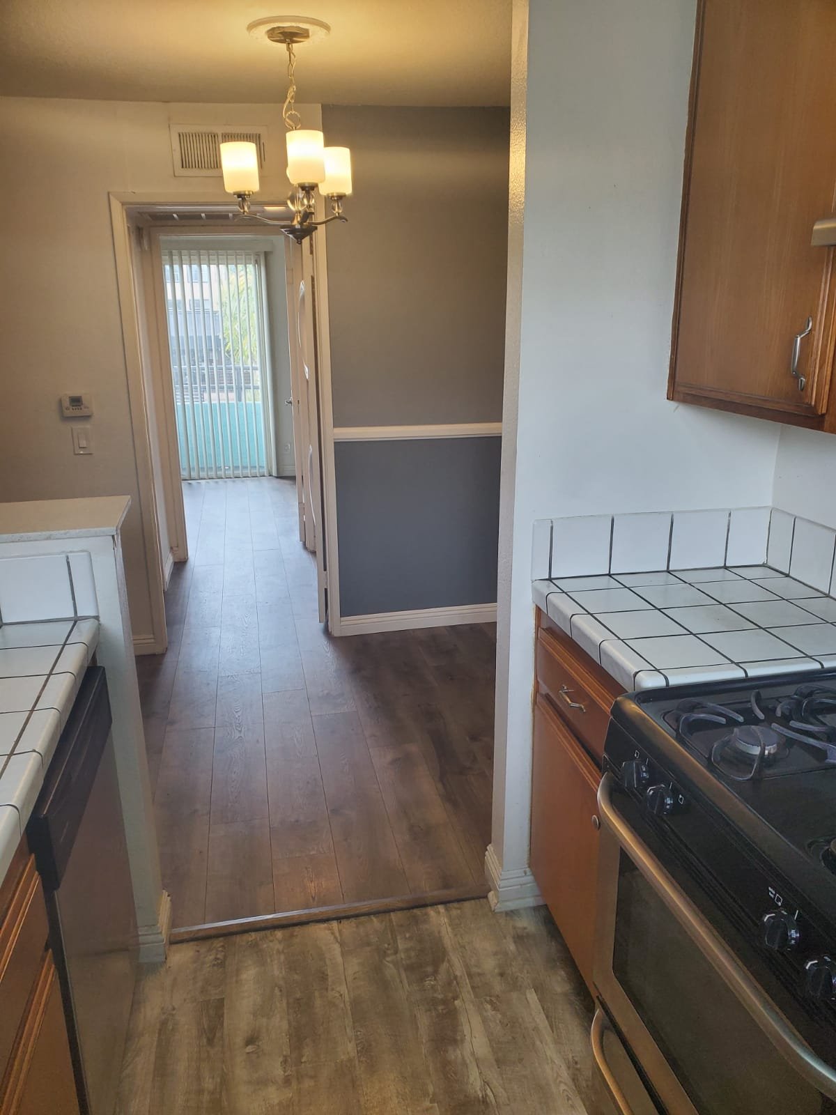 Sherman Oaks Apartment: 14615 Burbank Blvd #202B