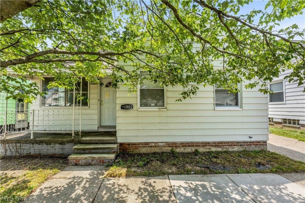 Maple Heights House: 15902 Maplewood Ave
