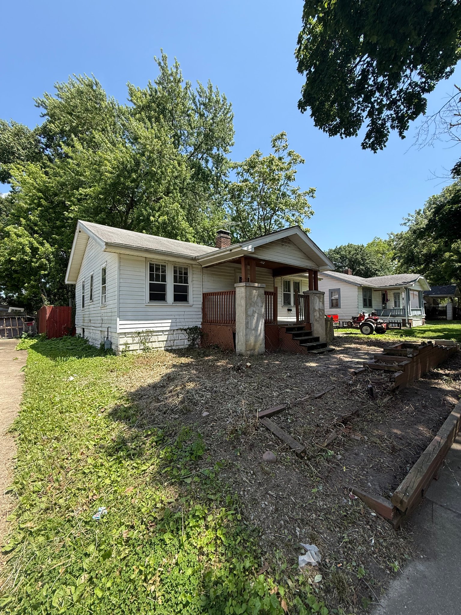Decatur House: 1454 N Walnut Grove Ave