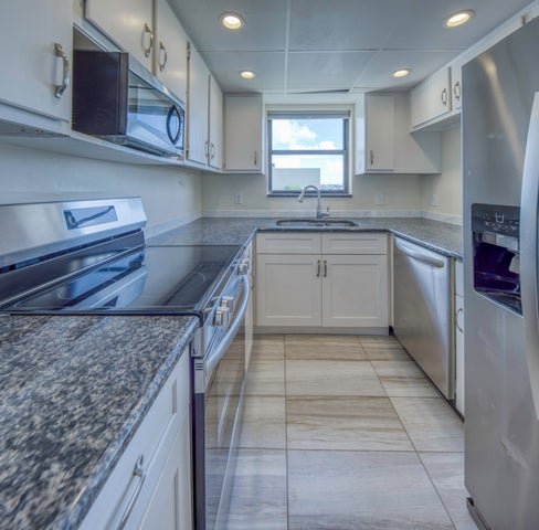 Lantana Condo: 890 N FEDERAL Highway 412