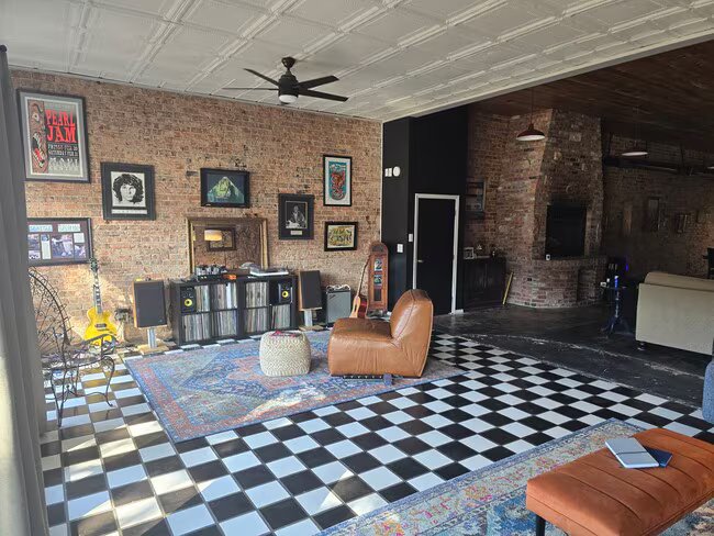 Duncan House: 827 W Main Street