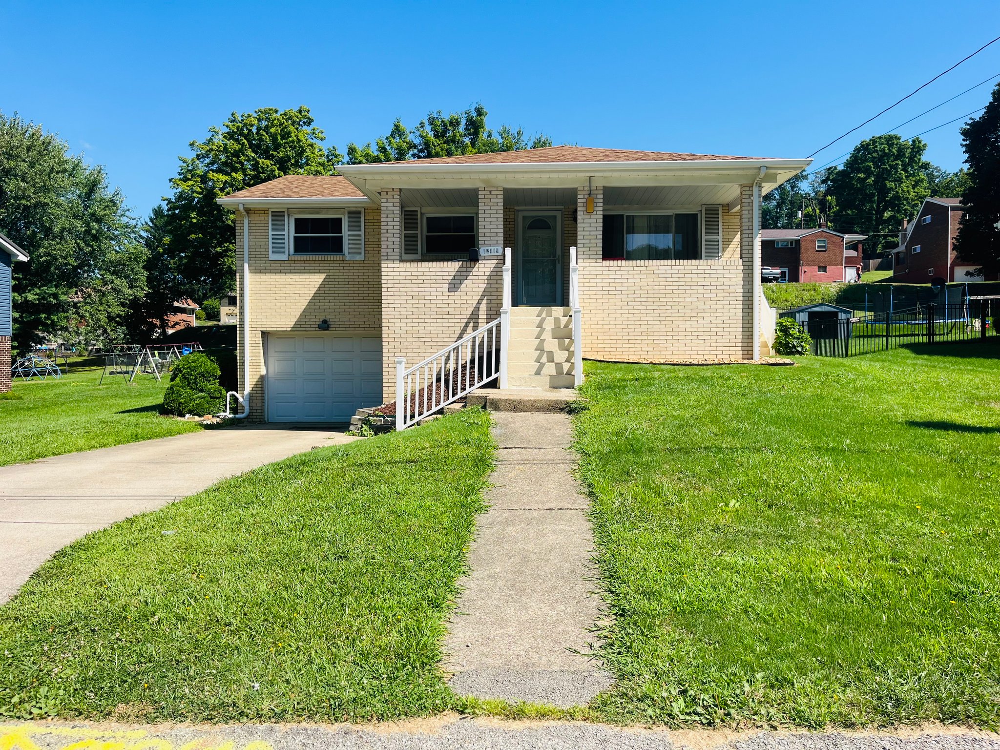 North Huntingdon House: 12419 Roth Dr