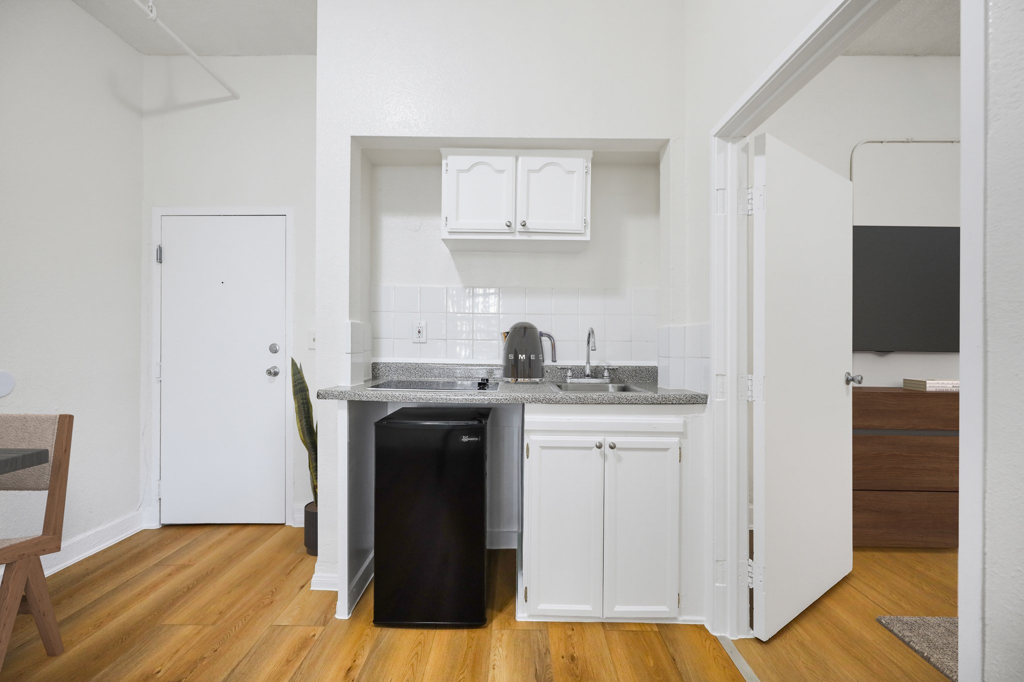 Los Angeles Apartment: 729 S Union Ave