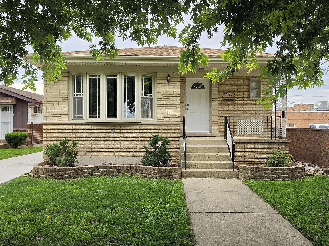 Oak Lawn House: 9433 S Massasoit Ave