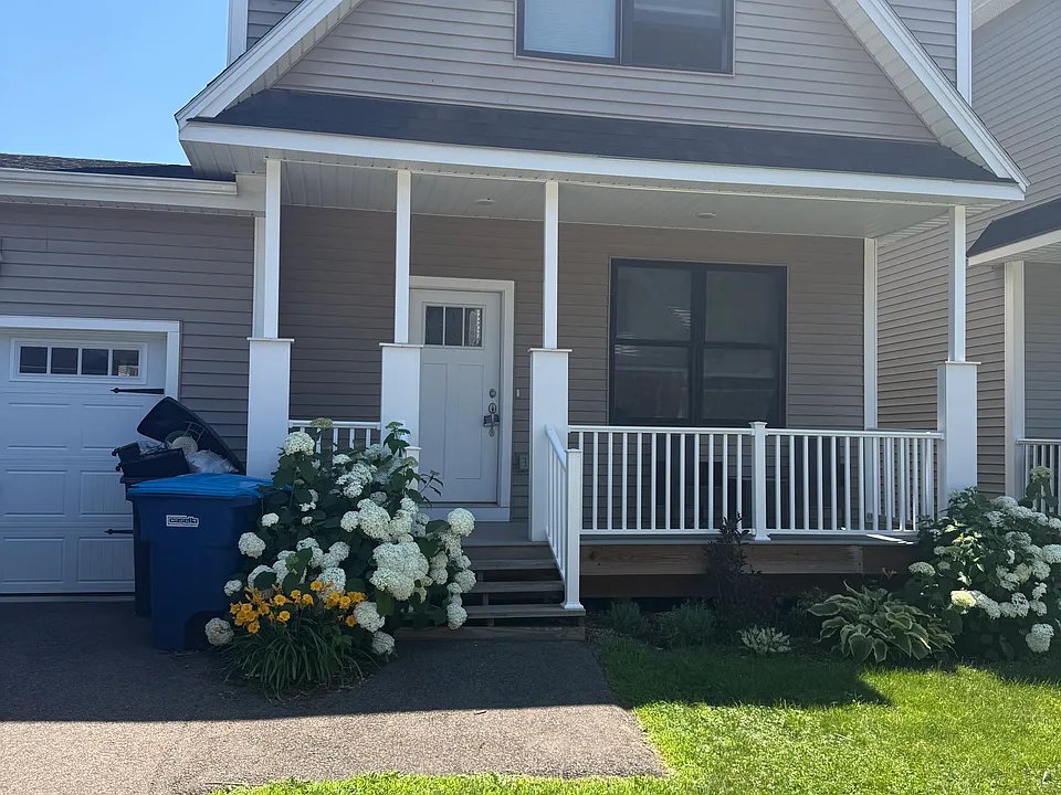 Winooski House: 37 Mollys Way, Winooski, VT 05404