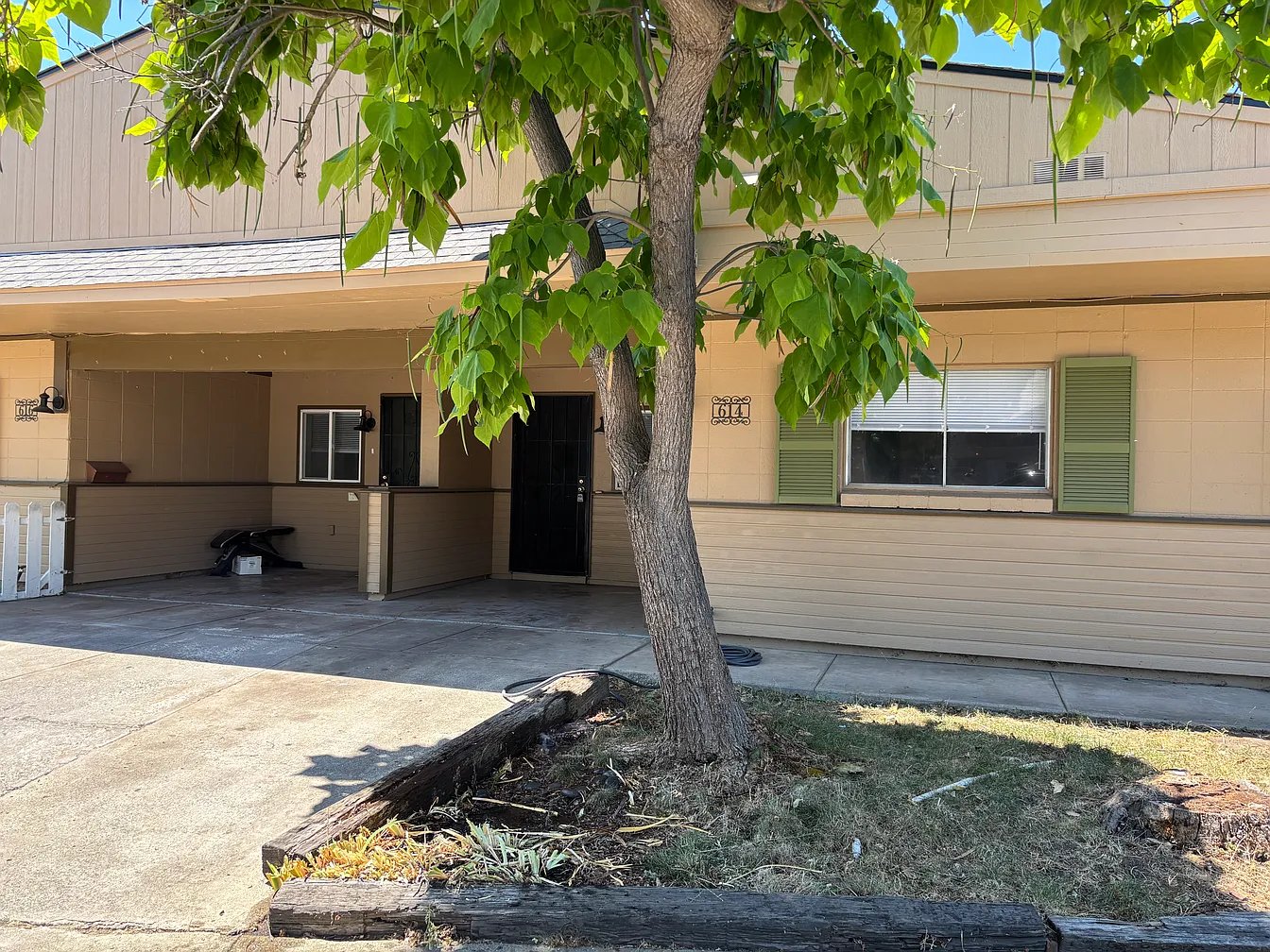 Medford Townhome: 614 J St