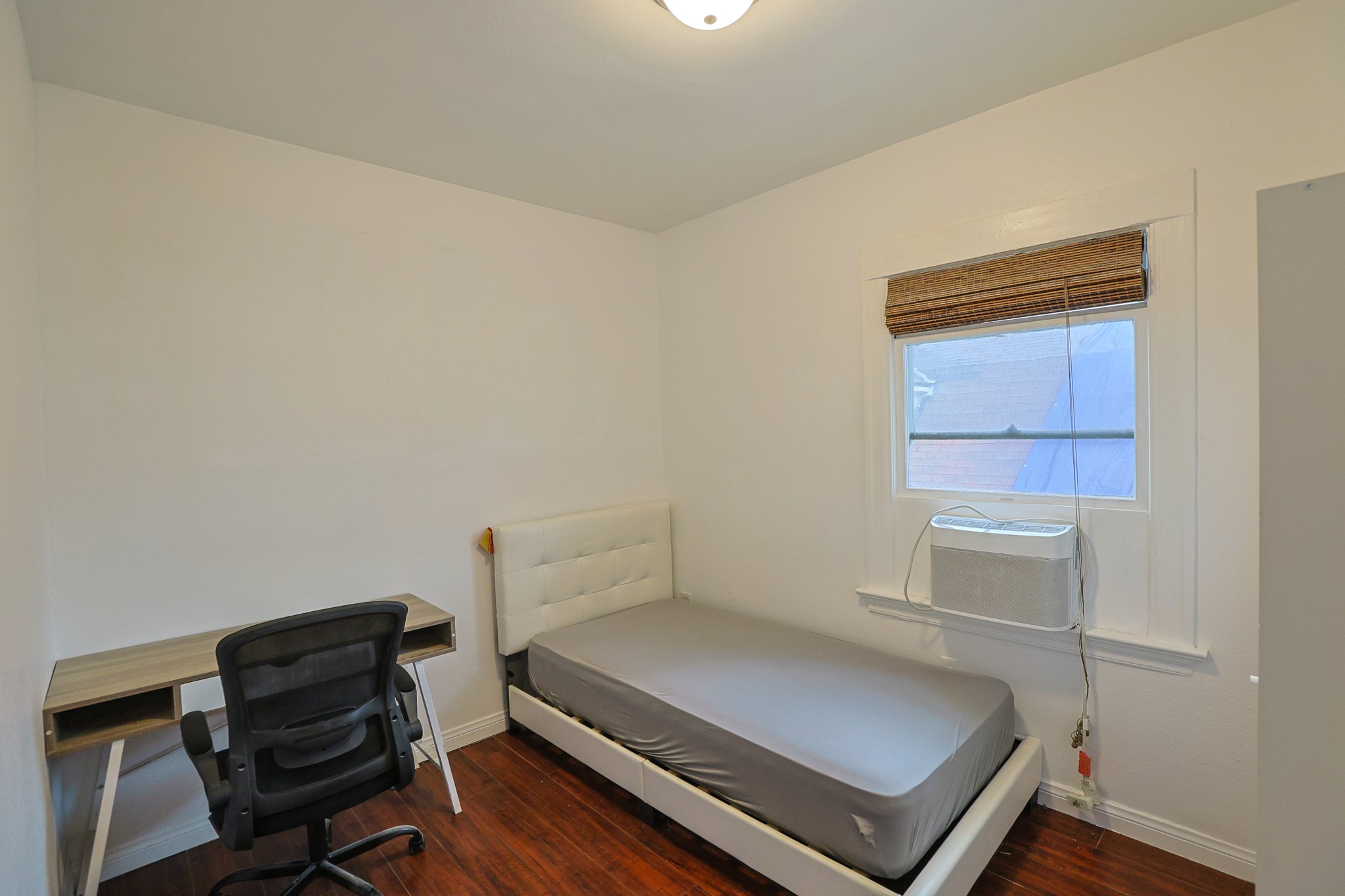 Los Angeles Single Room: 2624 S Budlong Ave
