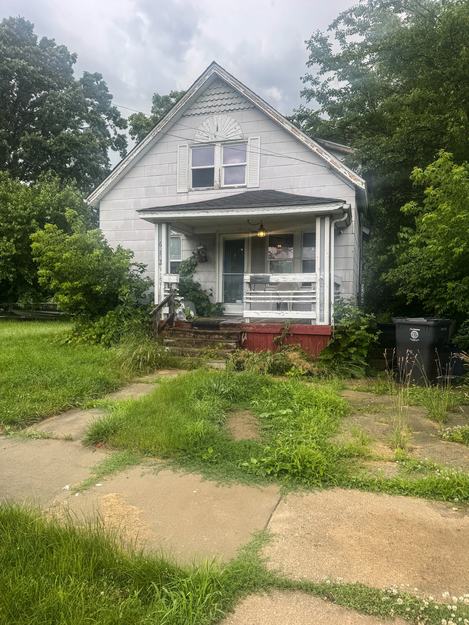 Flint House: 612 Neubert Ave