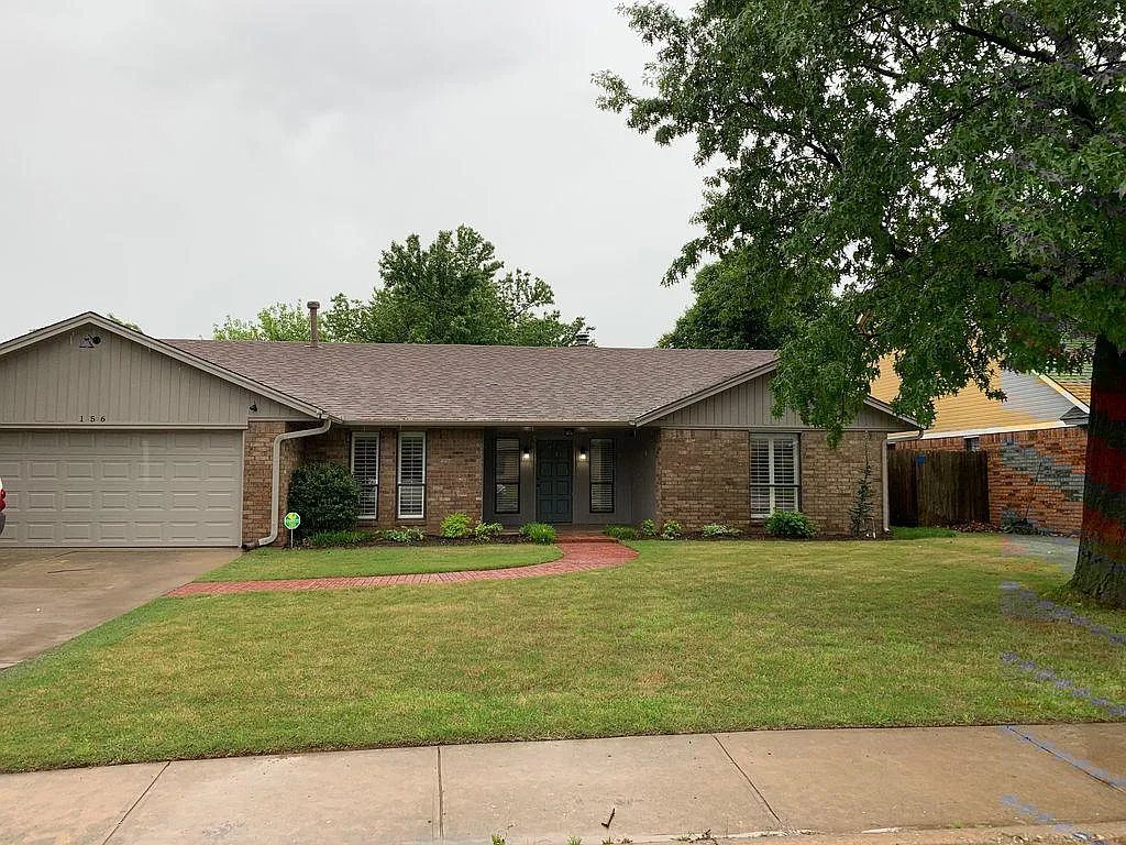 Yukon House: 156 E Parkland Dr