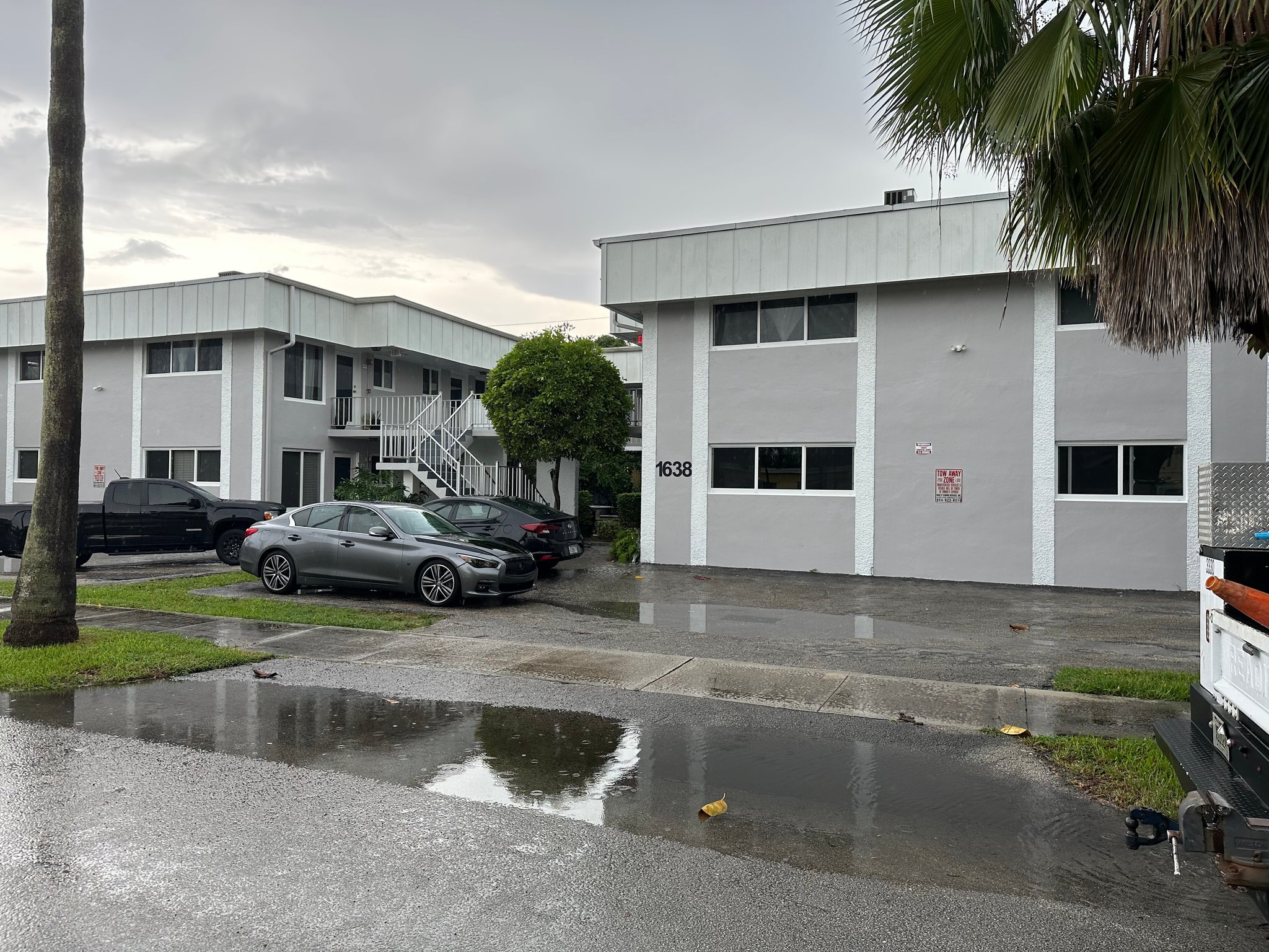 Hollywood Apartment: 1638 Dewey st