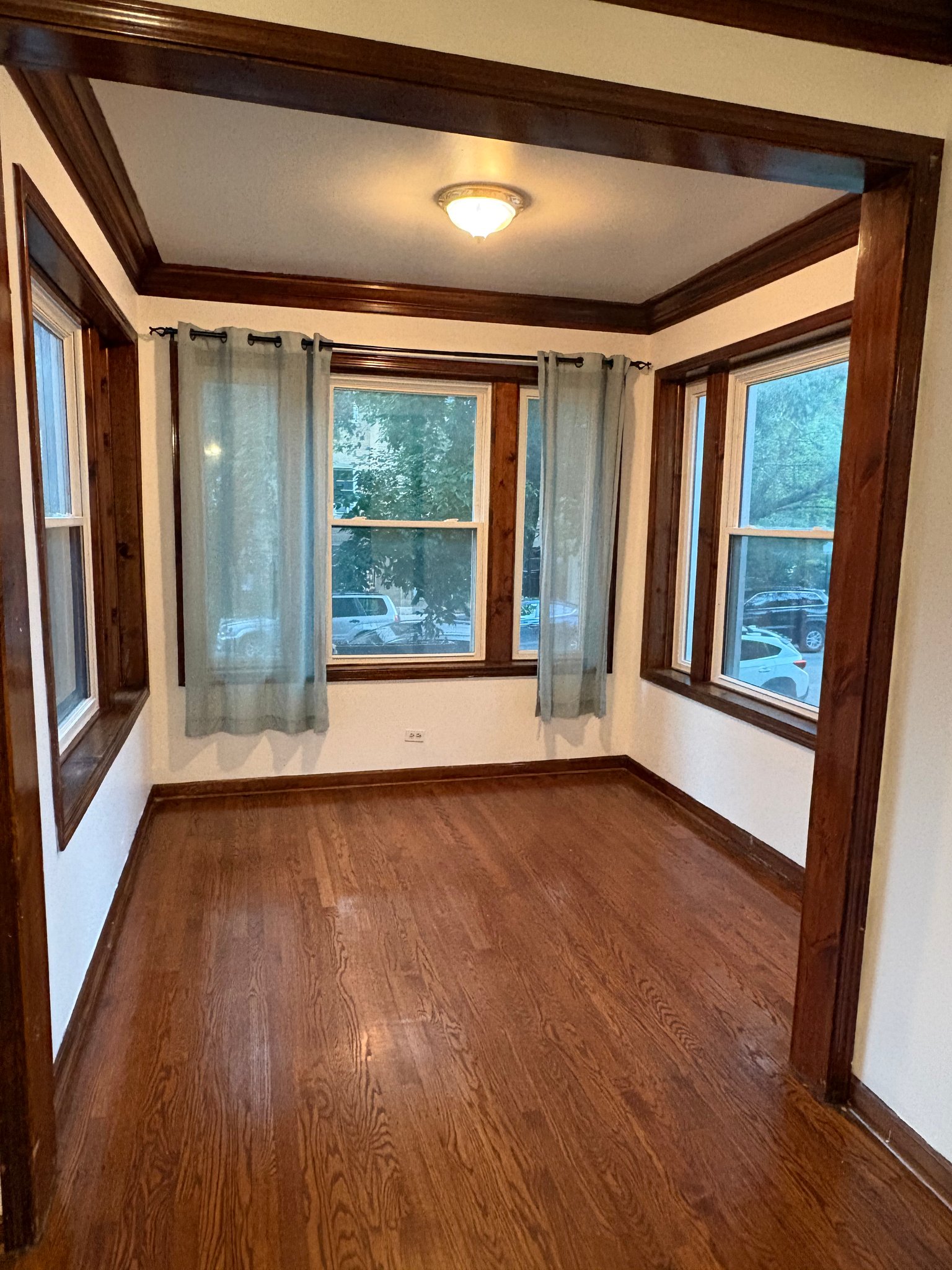 Chicago Apartment: 3041 W Leland Ave