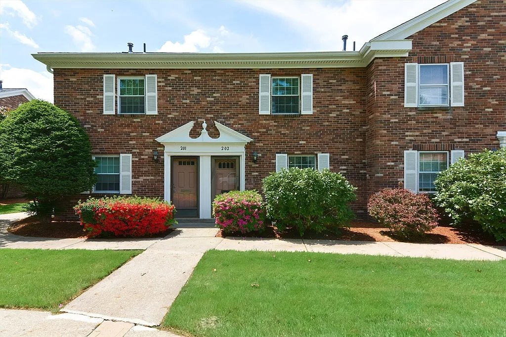 Framingham Townhome: 202 Windsor Dr