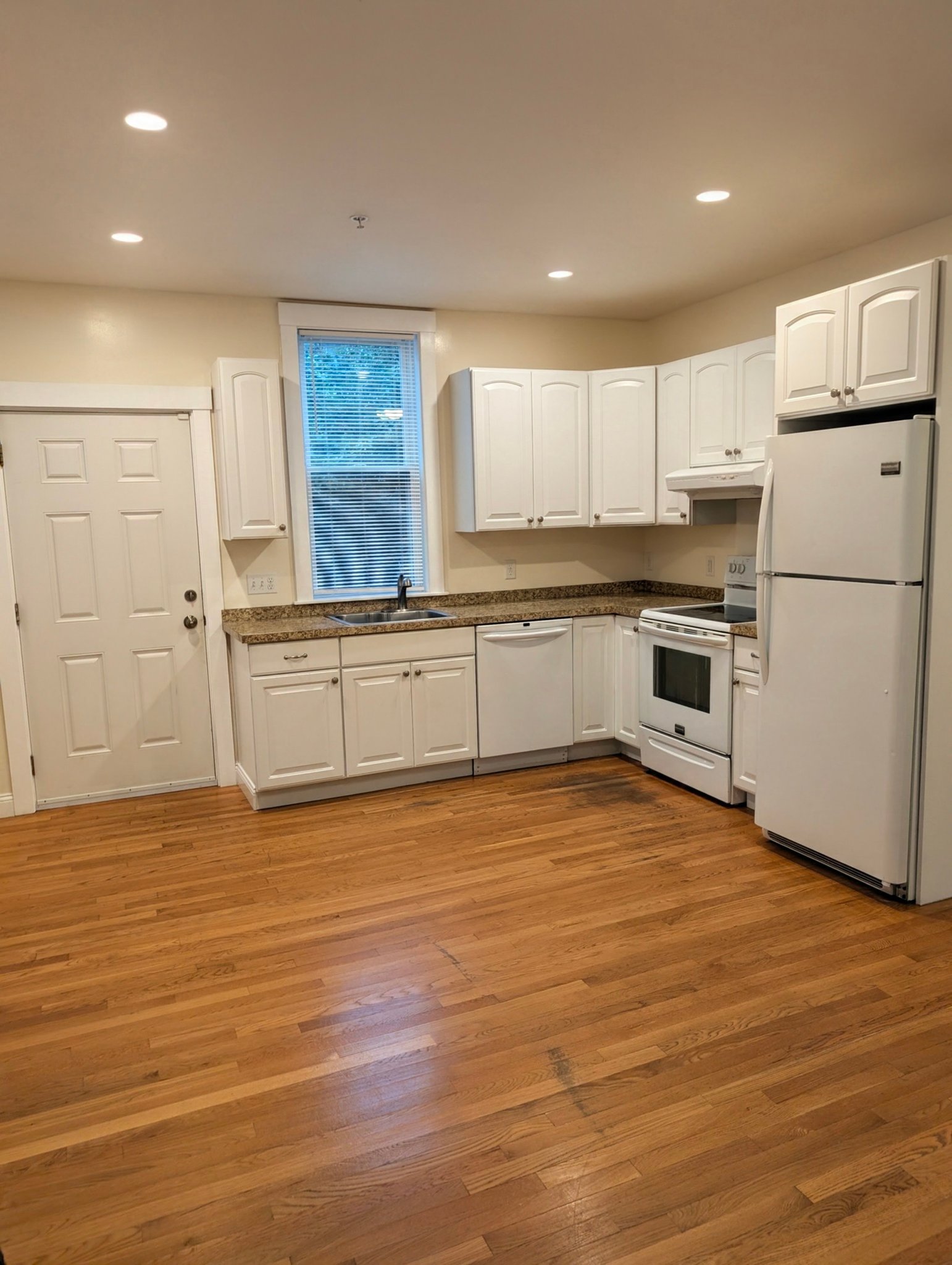 Ipswich Apartment: 28 Mt Pleasant Ave