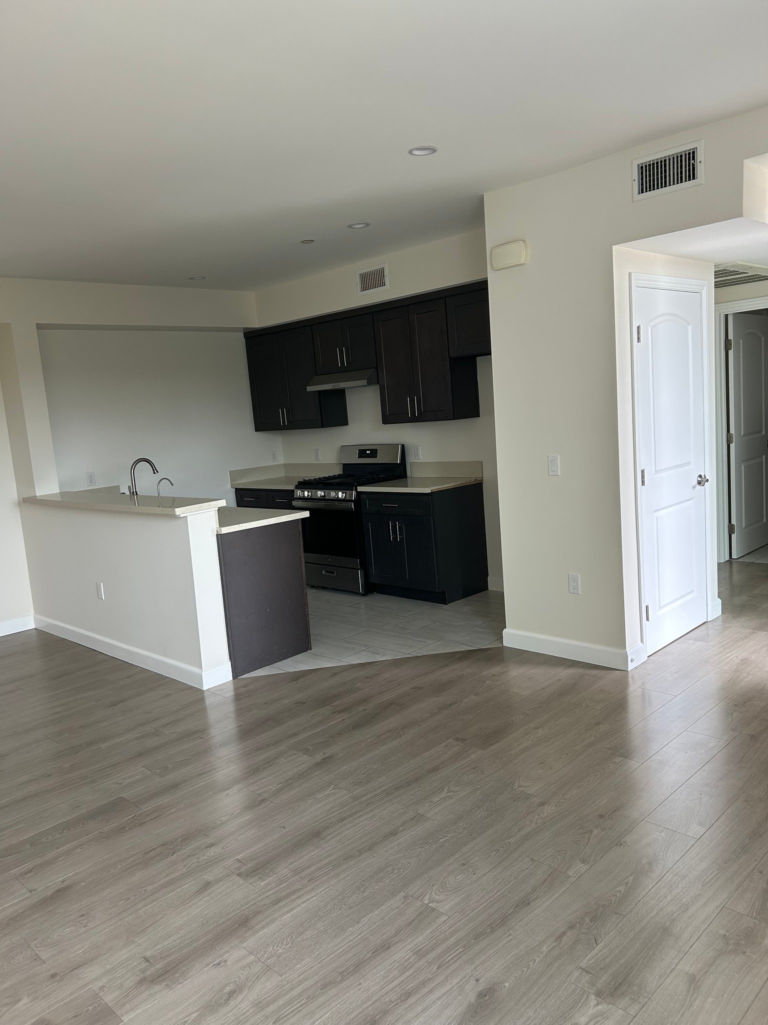 VALLEY VILLAGE Apartment: 12147 MAGNOLIA