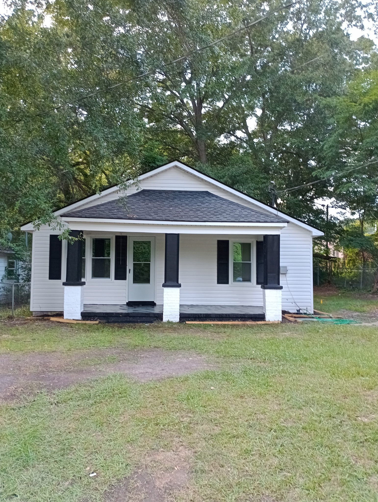 Toccoa House: 198 S Broad St