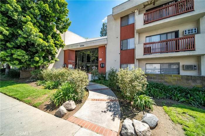 Winnetka Condo: 20234 Cantara St