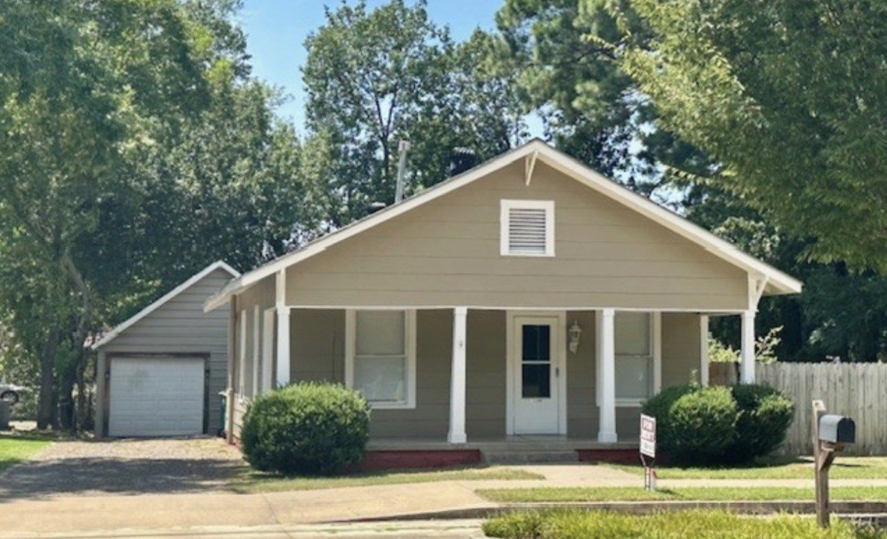 Russellville House: 911 N El Paso Ave