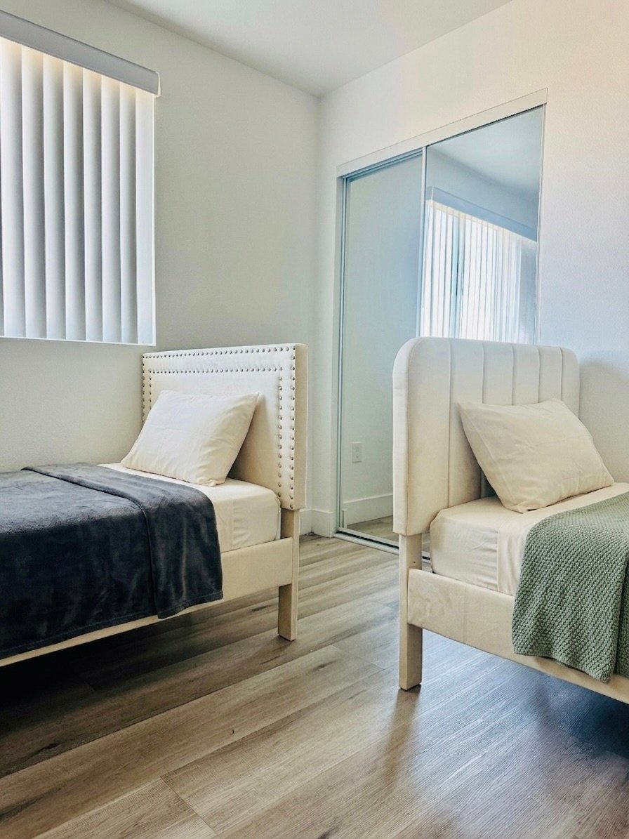 Los Angeles Single Room: 215 E 29th Street