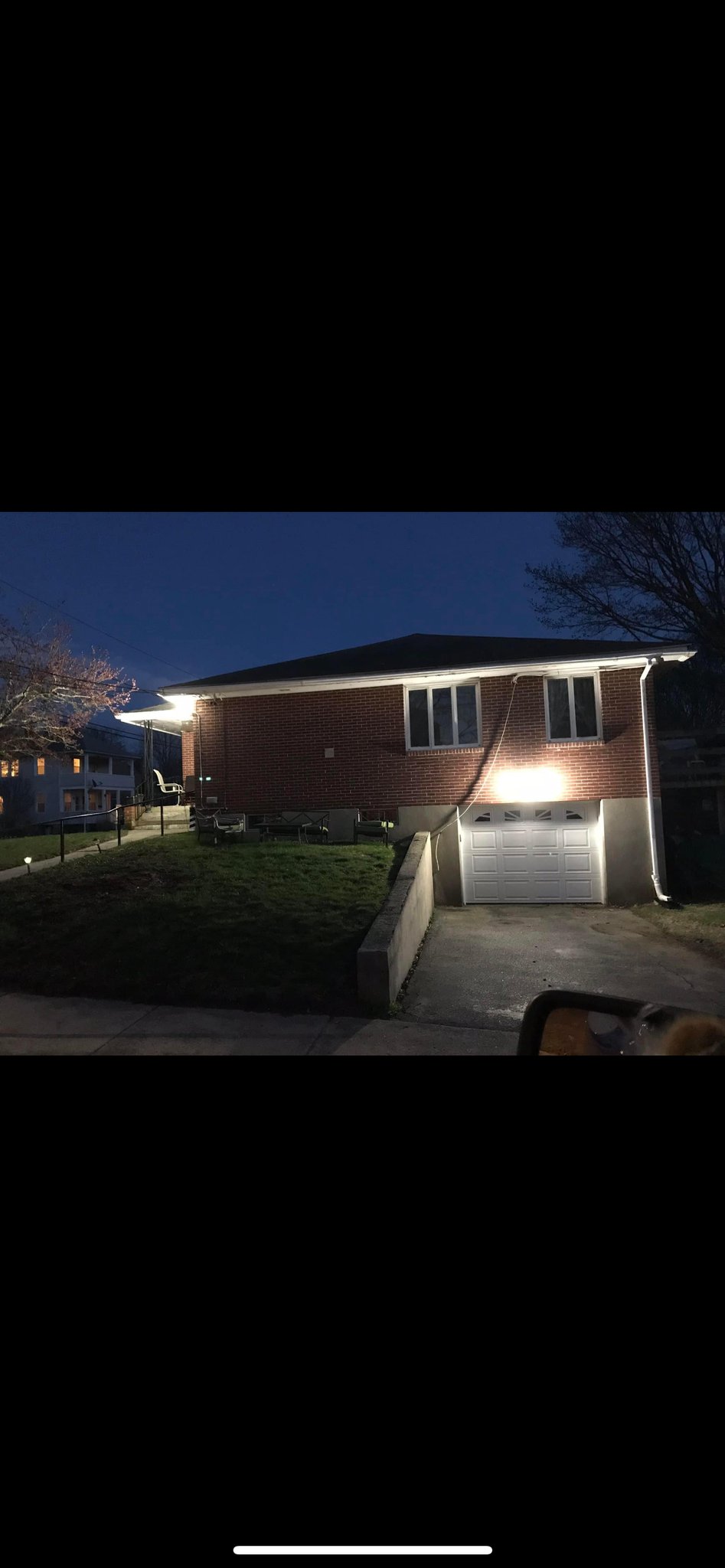 New London House: 32 Highland Ave