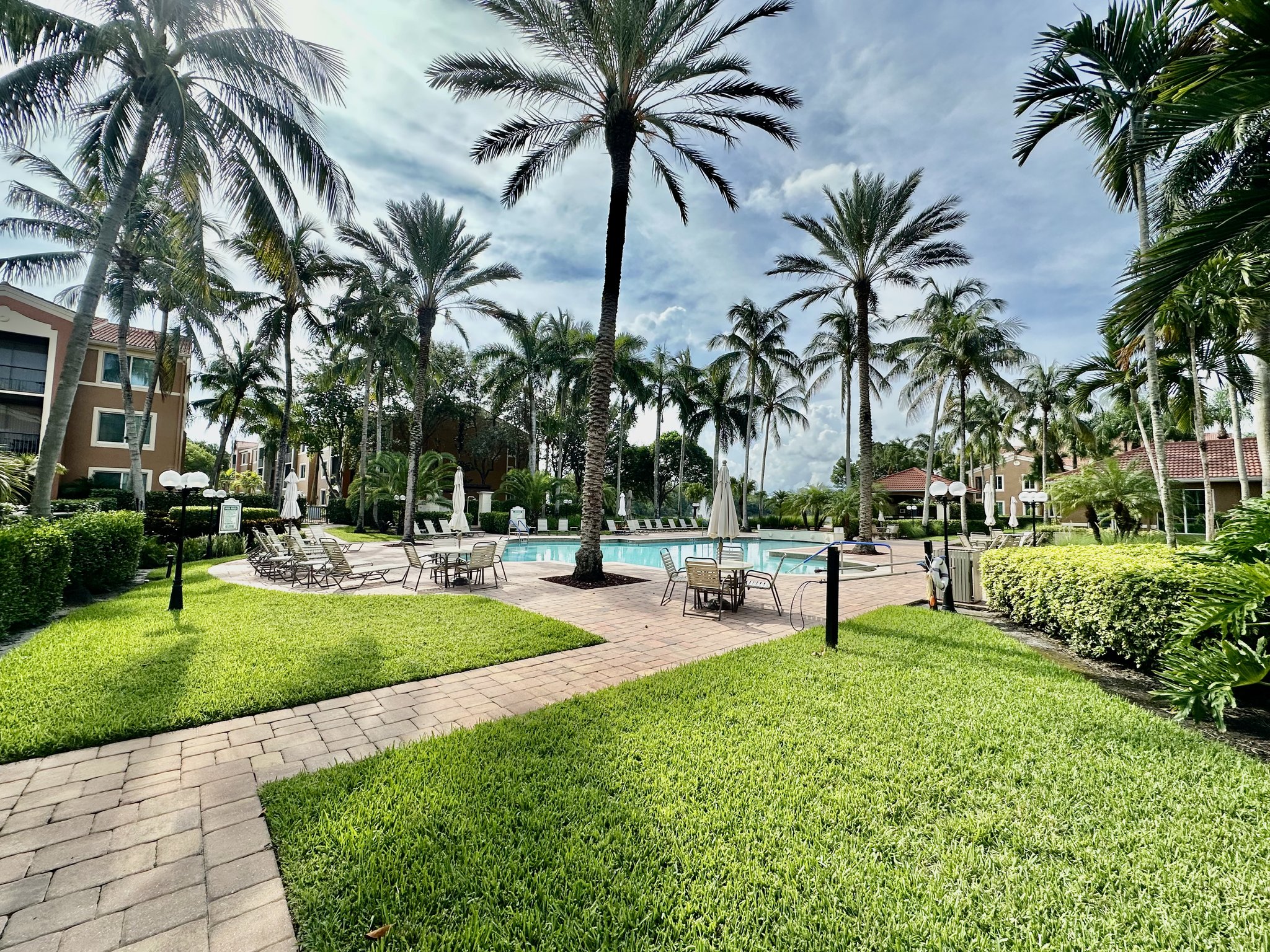 NAPLES Condo: 1230 RESERVE WAY