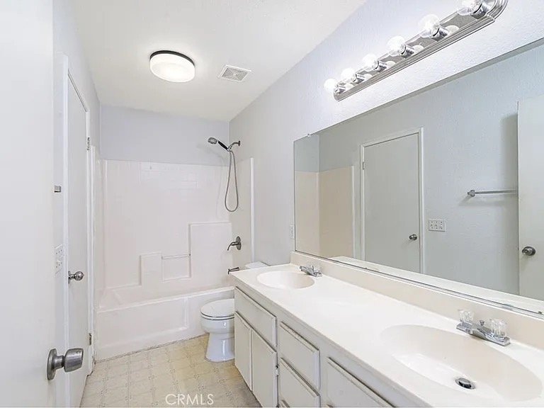 Adelanto House: 10611 Plainfield St
