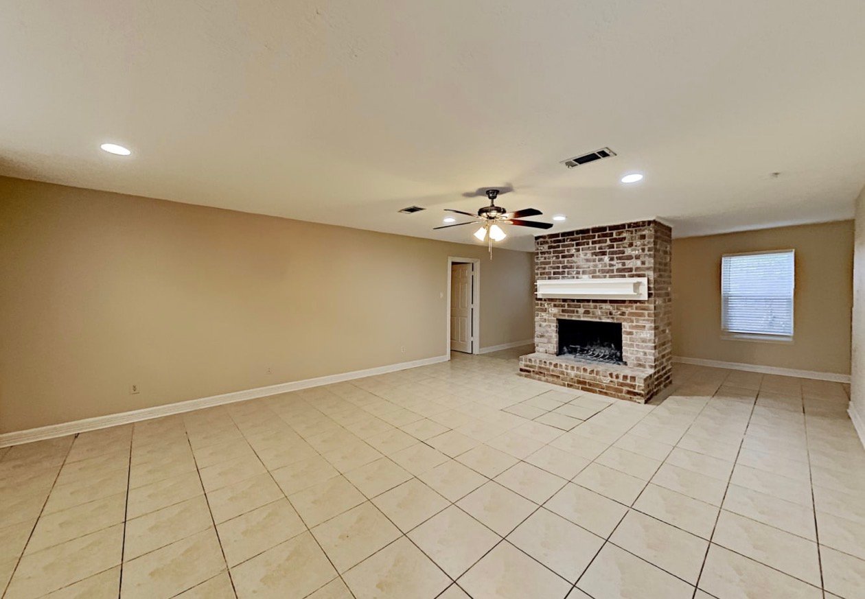Houston House: 16395 Havenpark Dr
