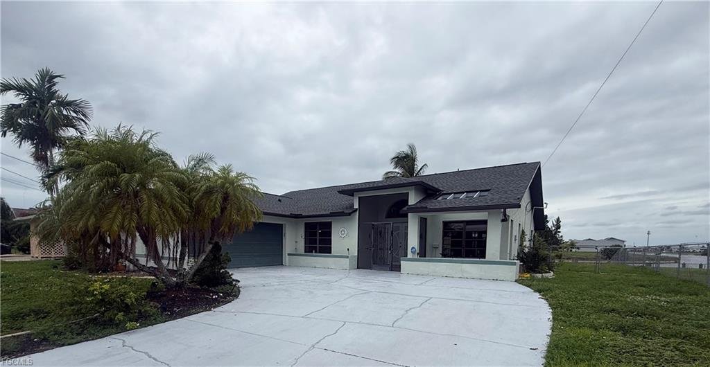Cape Coral House: 201 SW 8th St