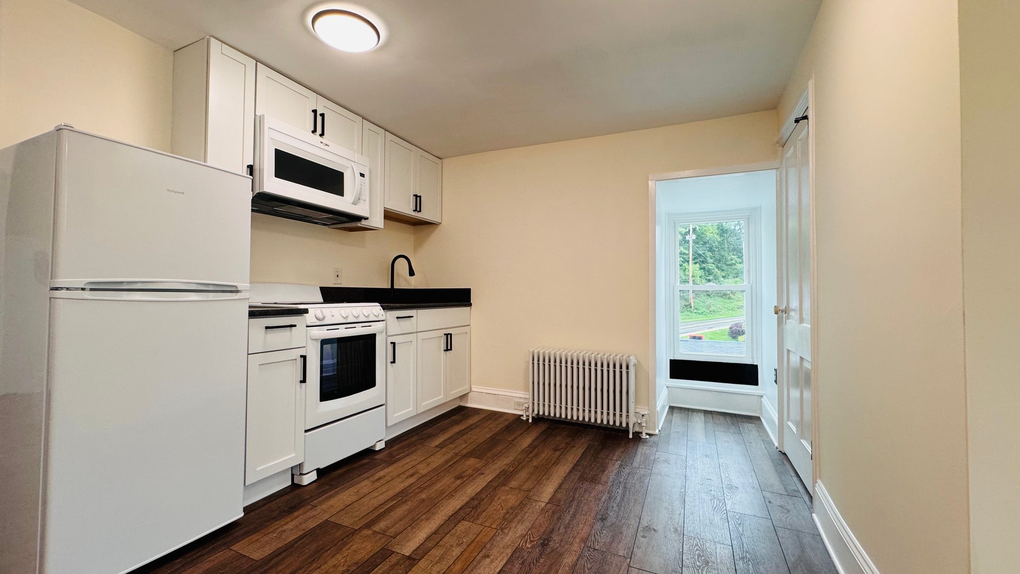 Mont Clare Apartment: 208 Bridge St