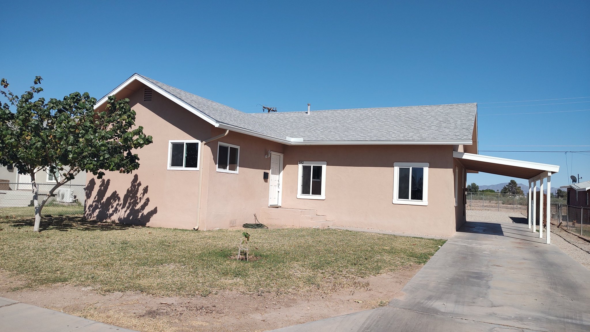 Blythe House: 592 N Eucalyptus Ave