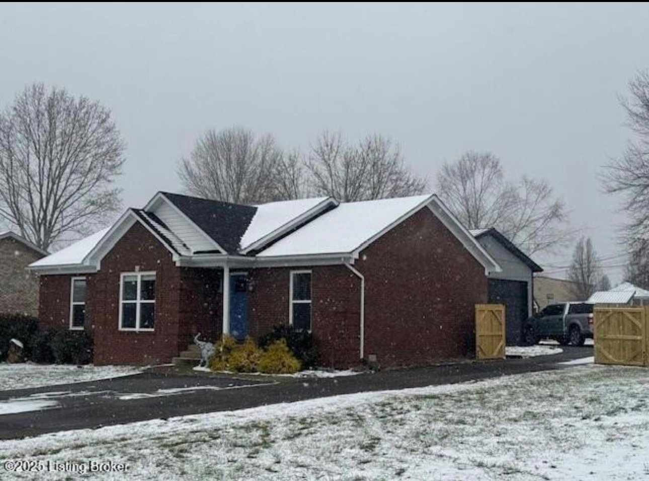 Shepherdsville House: 138 Dennis Dr