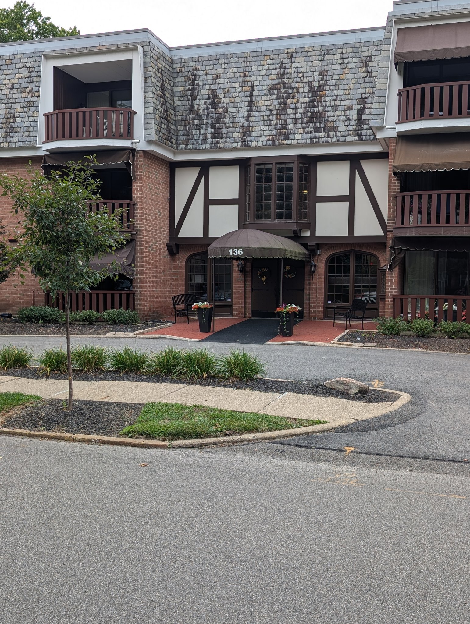 Sewickley Apartment: 136 Centennial Ave