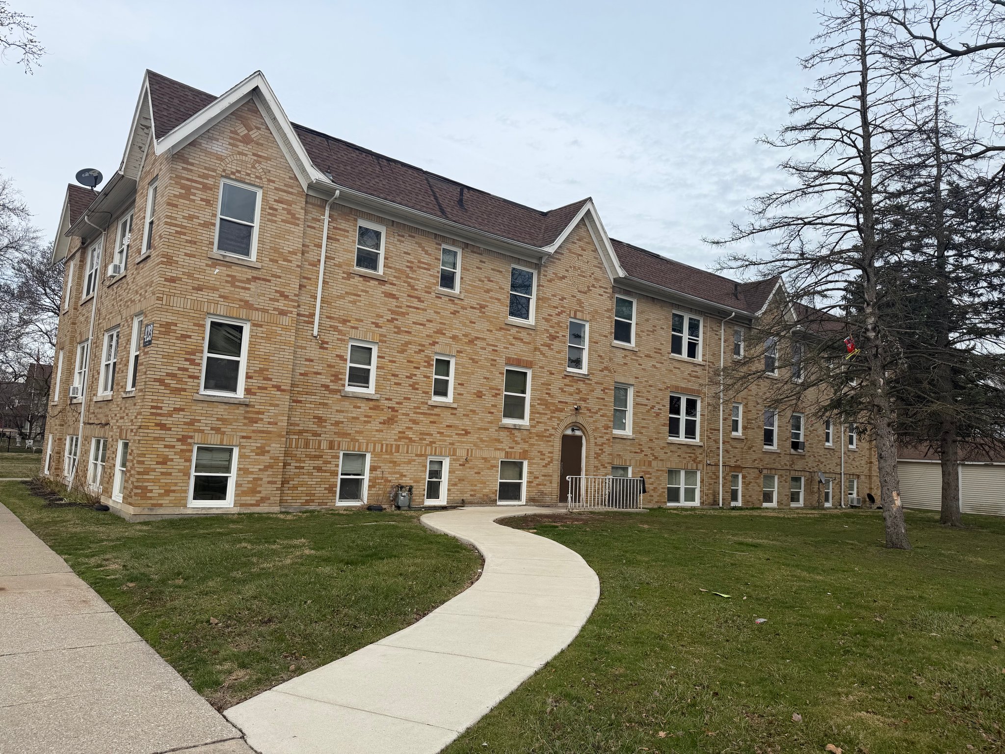 Monroe Apartment: 423 Washington St