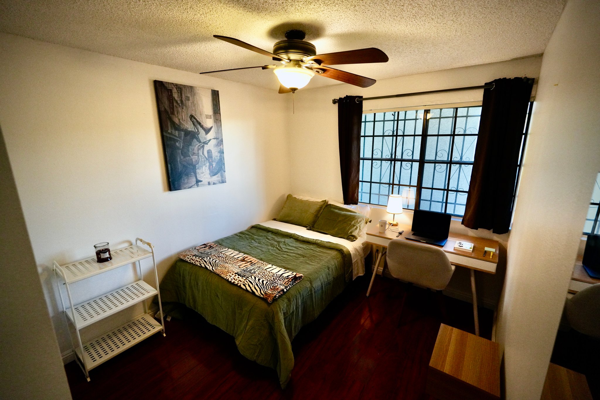 Los Angeles Single Room: 1278 Lilac Pl