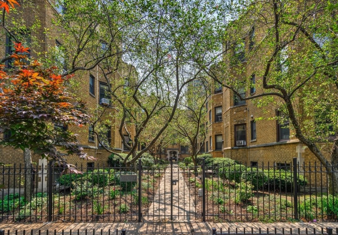 Chicago Condo: 539 W Brompton Ave